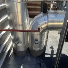 Instalacja z rur, gdzie może być transportowany glikol. Widać manometry do pomiaru ciśnienia.