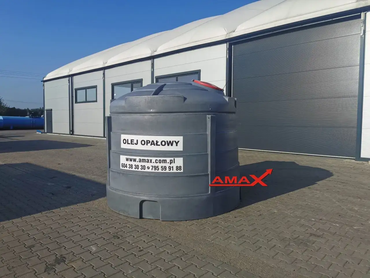 Duży zbiornik na olej opałowy z logo AMAX. Sprawdź aktualne ceny oleju opałowego i skontaktuj się z nami.
