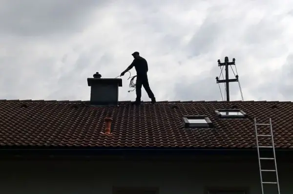 Ile bierze kominiarz za odbiór domu? Poznaj zaskakujące ceny!