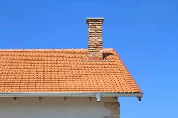 Ile kosztuje obróbka komina blachą? Sprawdź, by uniknąć wysokich wydatków